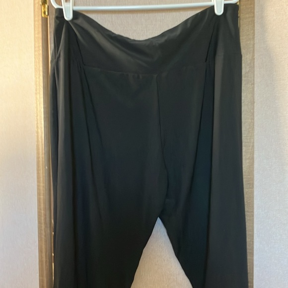 FINAL MARKDOWN NYL Vibrant Pink and Black Sports cropped slacks 2x - Picture 8 of 9